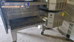 Horno transportador Lincoln de acero inoxidable para hornear galletas y pizza.