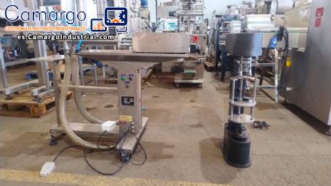 M�quina llenadora con 2 boquillas para l�quidos y enroscador de tap�n pilfer