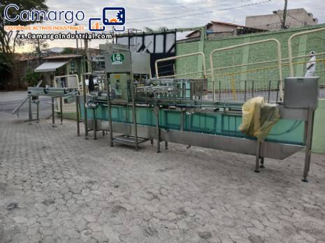 Llenadora lineal automtica de 6 boquillas con enjuagadora y tapadora. Capacidad: 1800 botellas por hora.