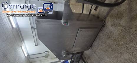 Cortadora/rompedora de bloques de carne Ibrasmak con picadora Simetria y cinta transportadora.