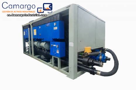 Banco de enfriadores industriales refrigerados por aire Carrier 200 TR para agua helada.