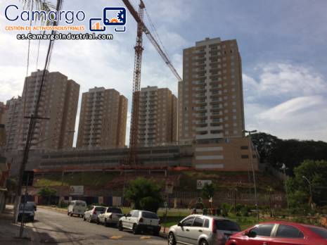 Gr�a m�vil sobre ra�les