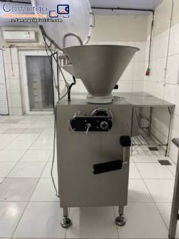 Embutidora continua al vac�o de acero inoxidable, 2000 kg/h, para brochetas de salchichas Vemag.