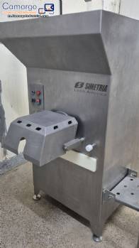 Picadora continua para carnes, verduras, frutas, quesos y grasas con una abertura de 130 mm. Modelo Simetria, a�o 2023.