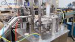 M�quina rotativa de llenado y dosificaci�n con unidad de taponado y sellado para vasos y botellas, con capacidad para 2.000 unidades.