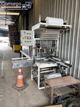 Empacadora automática con túnel de retracción para botellas y frascos en fardos. Empacadora automática con túnel de retracción para botellas y frascos en fardos.